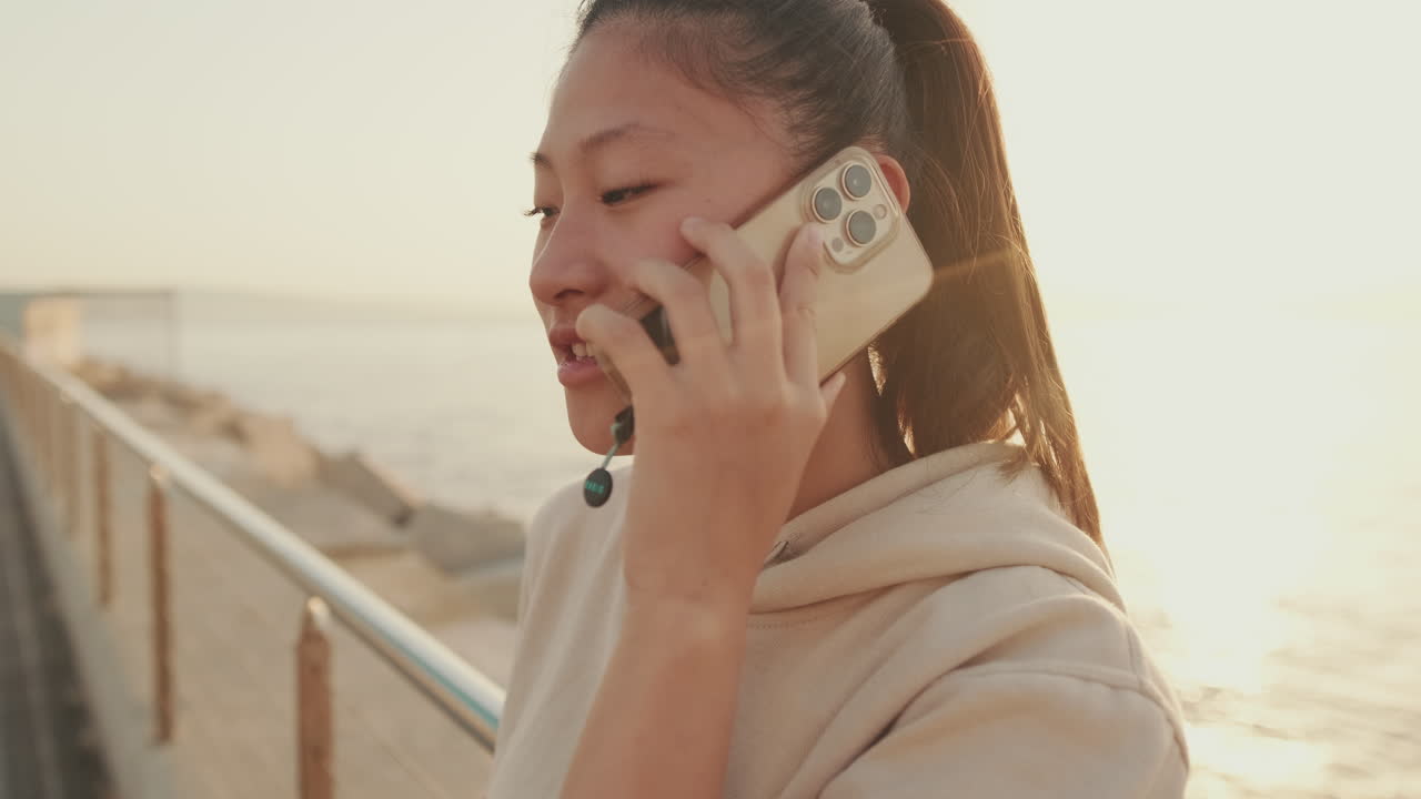 ผู้หญิงคุยโทรศัพท์ตอนพระอาทิตย์ตกดิน