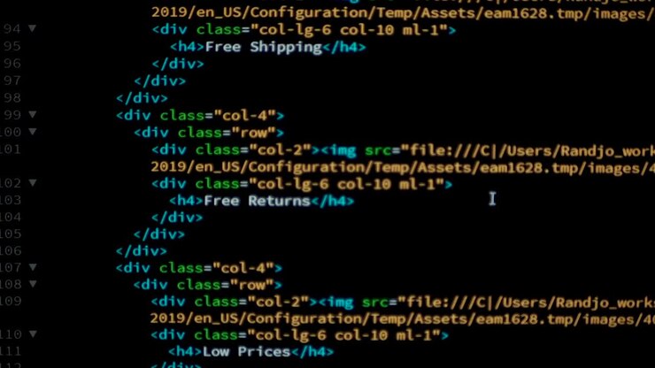 Разработчик просматривает HTML-код на экране компьютера