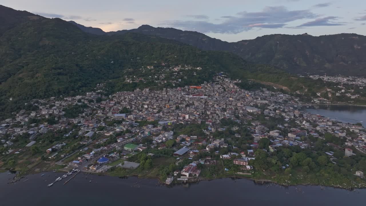 Toàn cảnh bình minh yên bình từ trên cao ở San Pedro La Laguna, Guatemala, ghi lại những màu sắc rực rỡ của phong cảnh.