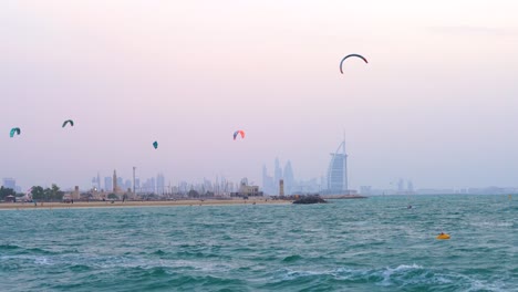 Kitesurfistas-Disfrutando-Del-Día-Contra-El-Horizonte-De-Burj-Al-Arab-En-Dubai-En-Kite-Beach