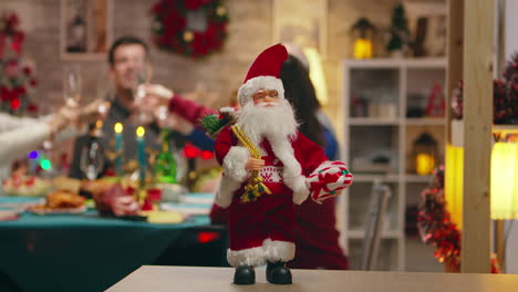 santa claus en el foco en la mesa