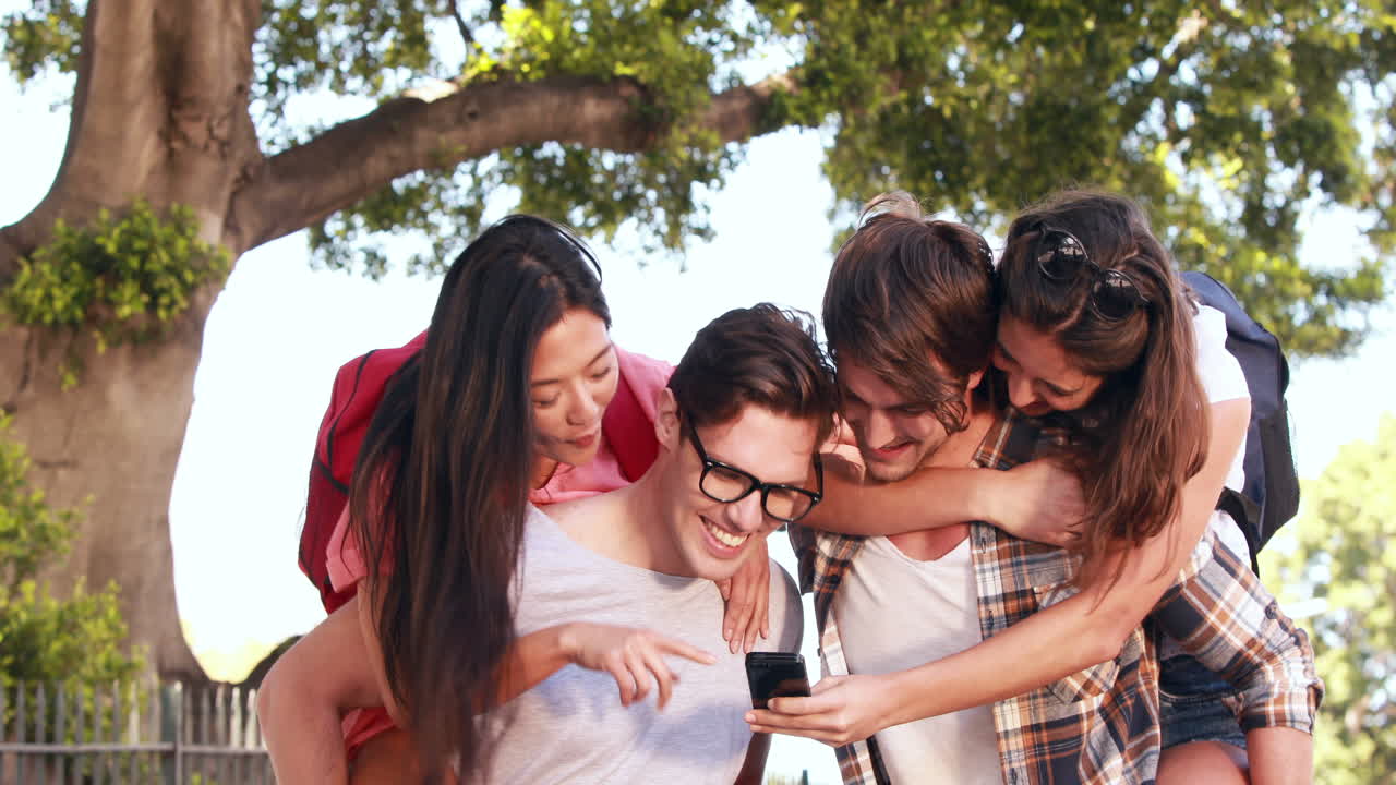 셀피를 찍는 스터들