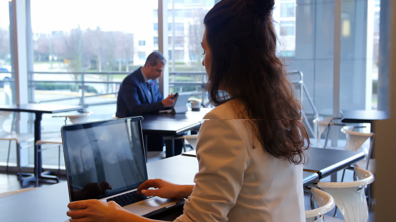 mujer ejecutiva trabajando mientras toma café