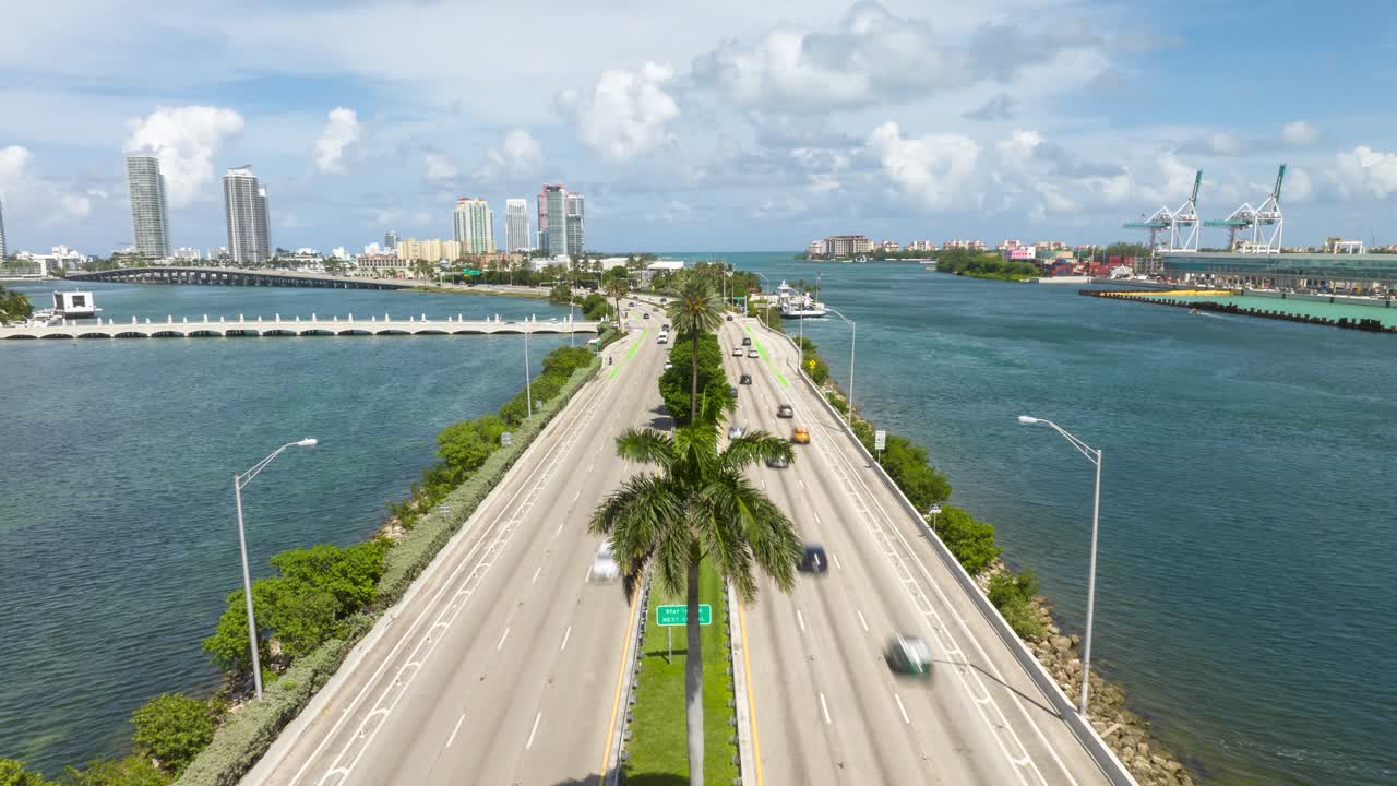 Time lapse del traffico sul MacArthur Causeway