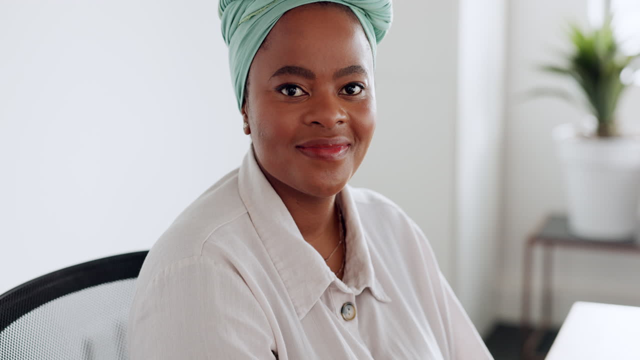 sonrisa, feliz y retrato de una mujer negra