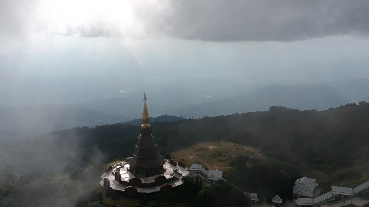 imágenes de drones volando sobre el templo doi inthanon en chiang mai en tailandia con algunas nubes pasando-1