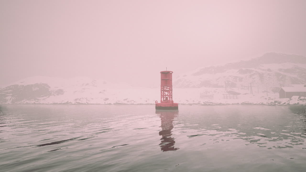 안개 가 가득 한 피오르드 에 있는 은 보이