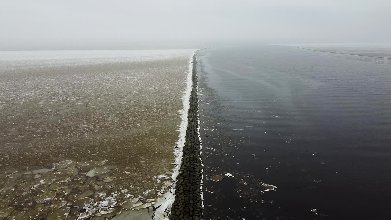겨울에 긴 돌 바다 두더지 방파제의 상승 공중 무인 항공기보기