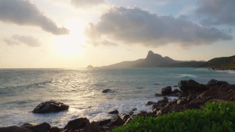 Traumhafte-Aufnahme-Des-Strandes-Bãi-Nhát-Auf-Der-Insel-Con-Dao-In-Vietnam-Bei-Sonnenuntergang-Oder-Sonnenaufgang