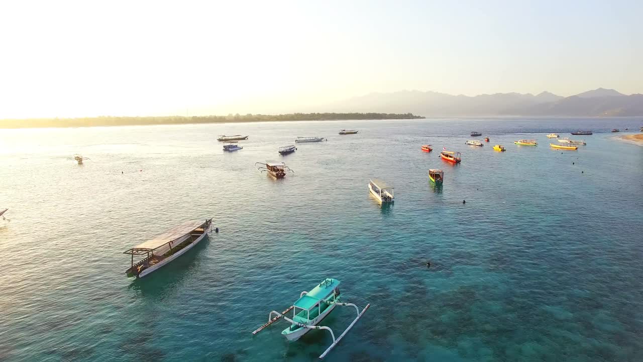 바다 에 정박 한 배 의 모습