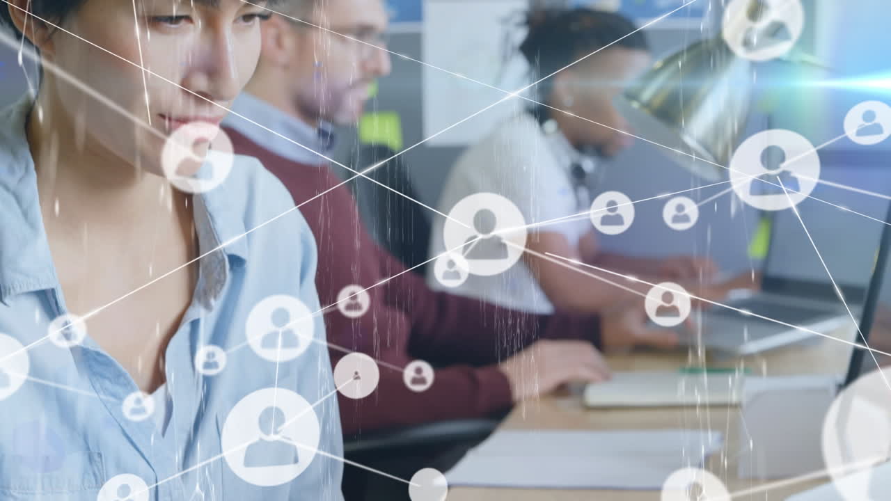 노트북을 사용하는 다양한 사람들을 통한 연결 네트워크의 애니메이션