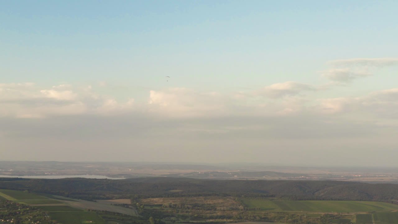 облака и сумрачная дымка над чешской сельской местностью, панорамный снимок с дрона