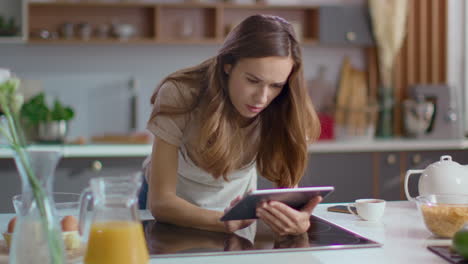 Frau-Benutzt-Tablet-Computer-In-Der-Küche