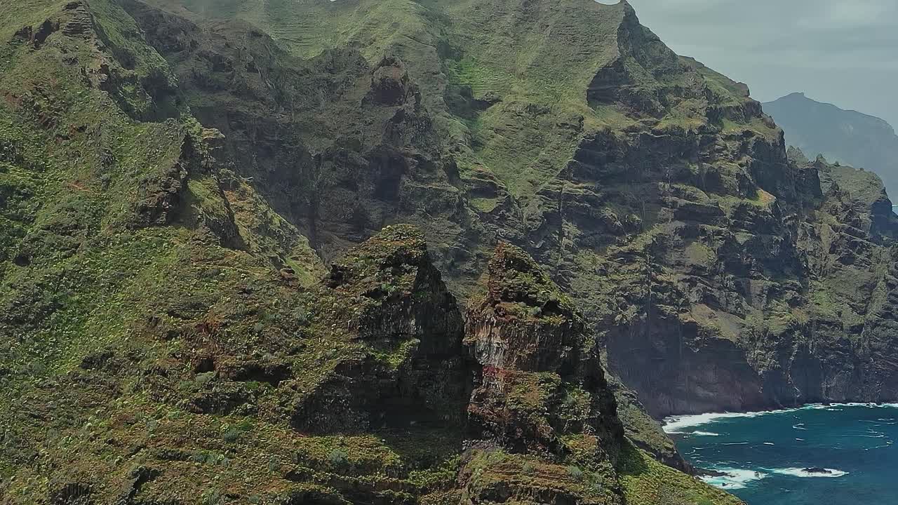 Explora el paisaje natural de la isla de Tenerife en España en un día despejado