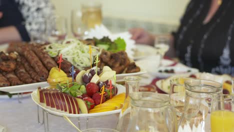 mesa de cena servida con kebabs lula y verduras frescas
