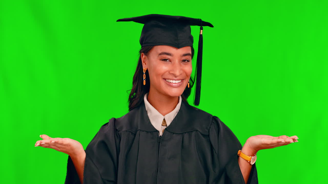 Laurea, studente e donna con le mani su sfondo verde