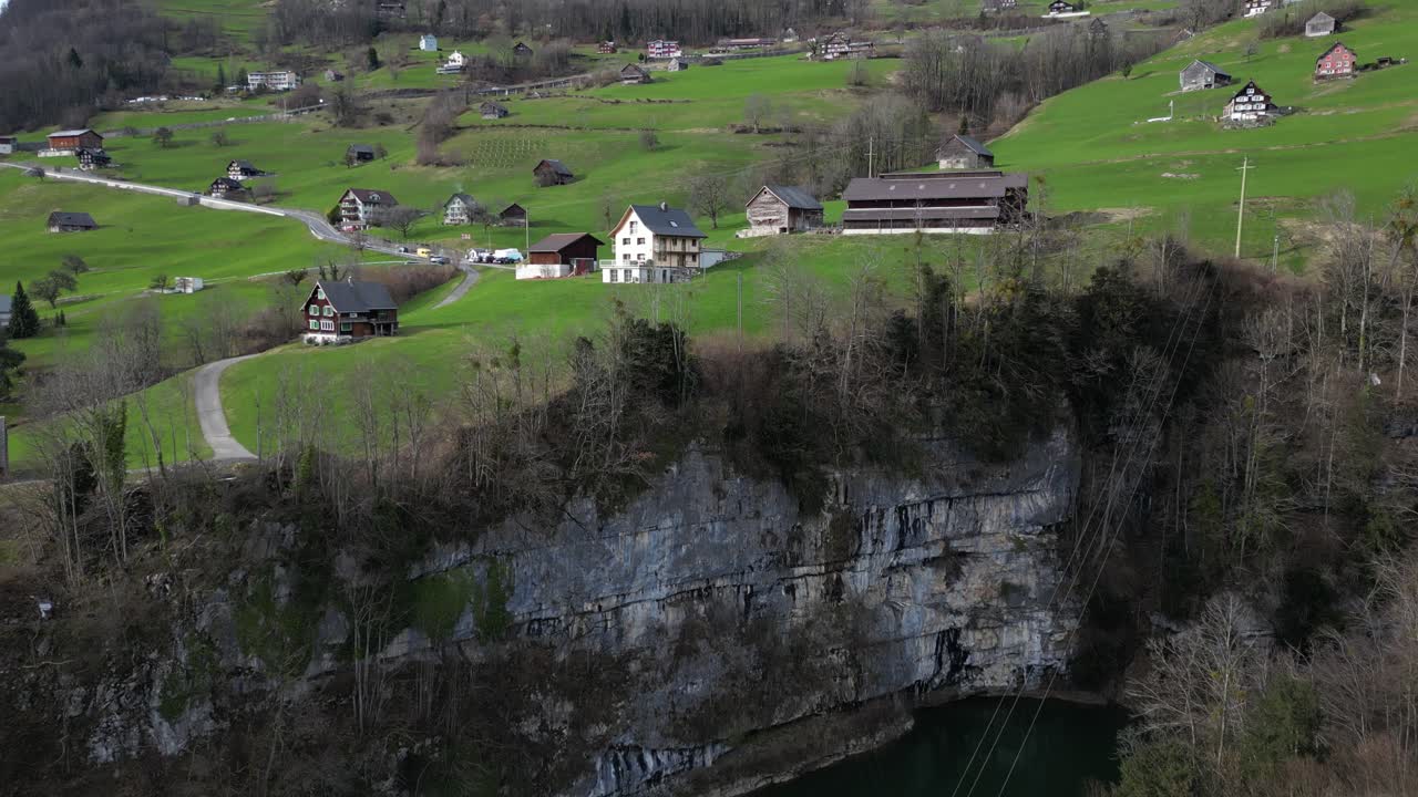 vista aérea de una ciudad aislada ubicada en una tierra alta en walensee, suiza