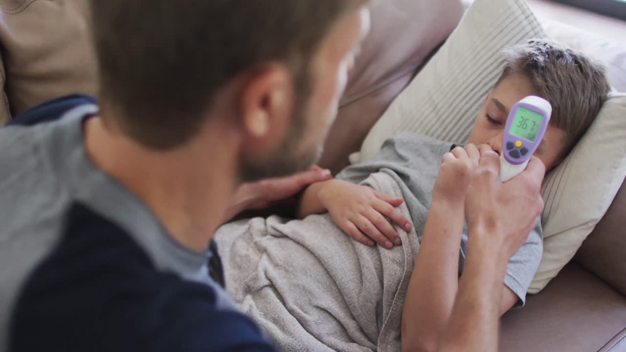 Uomo caucasico che trascorre del tempo insieme a suo figlio