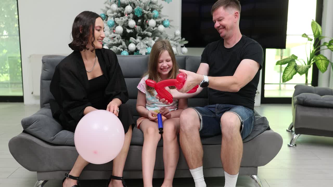 familia celebrando la navidad juntos