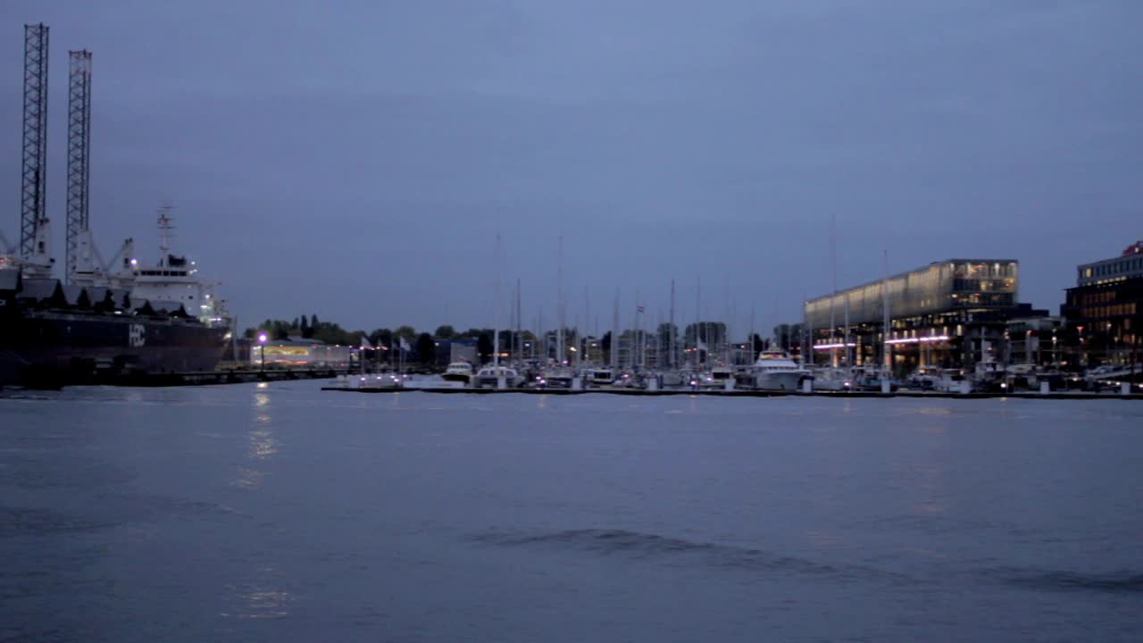 물에서 밤에 암스테르담 부두