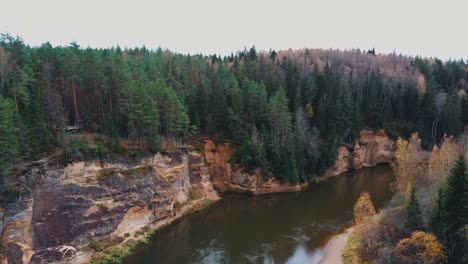 Acantilados-De-Erglu-Y-Gran-Vista-Sobre-El-Río-Gauja-Cesis,-Letonia