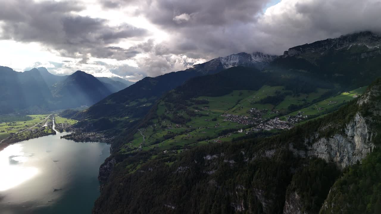 el lago de walensee, suiza, reflejo del sol, naturaleza, paisaje aéreo de drones