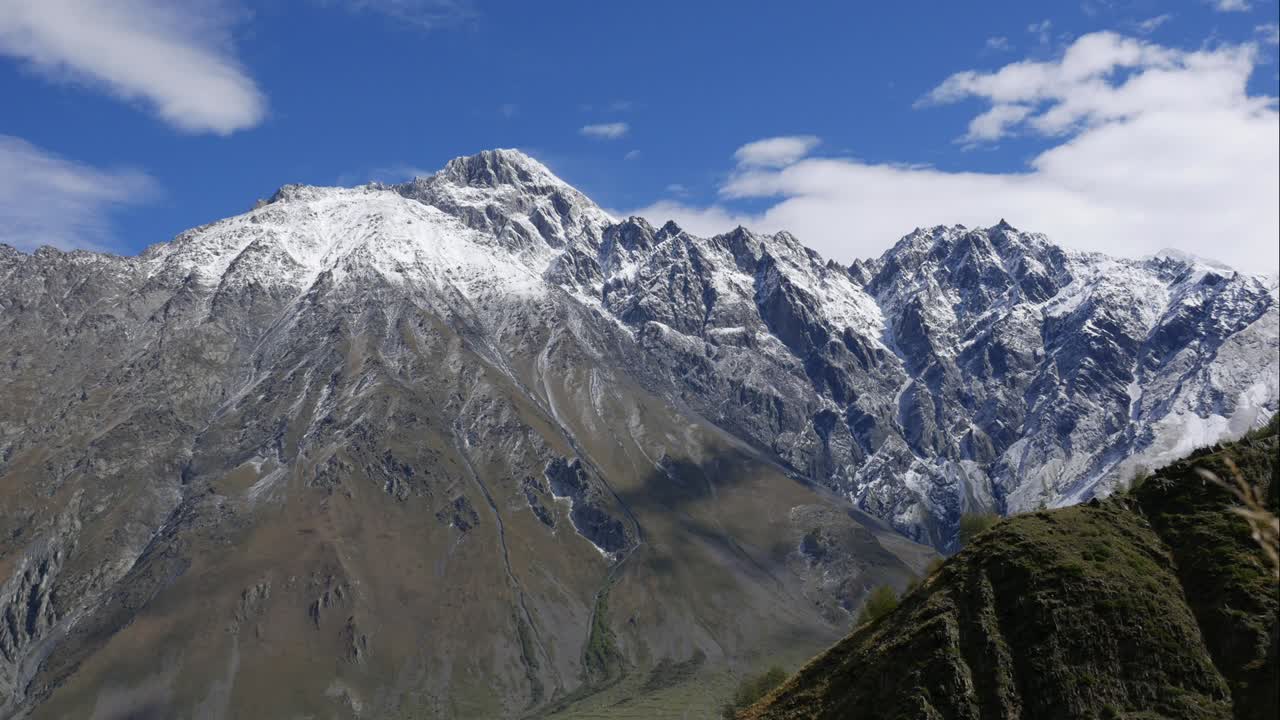 cielo azul nubes blancas sobre montañas de nieve. nubes puffy fluffy blancas. nube cúmulo scape lapso de tiempo. cielo azul de invierno lapso de tempo. dramático majestuoso increíble cielo azul. nubes blancos suaves se forman. nubes lapso del tiempo fondo