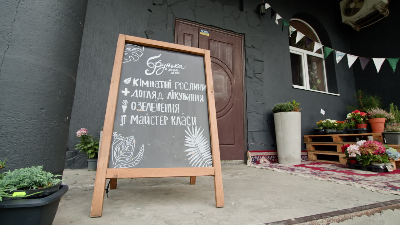 exhibición al aire libre de la planta de la tienda con tablero de menú