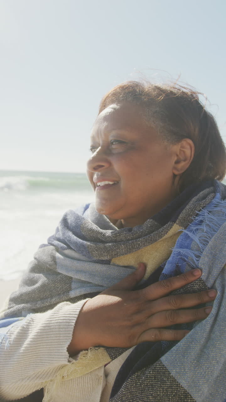 video vertical de una feliz mujer afroamericana en la playa