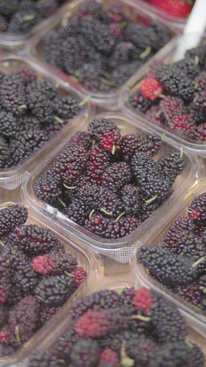 More fresche in contenitori di plastica al mercato