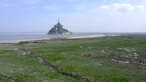 Eine-Lange-Parallaxebewegung-Des-Mont-Saint-michel,-Der-Der-Küstenlinie-Folgt-Und-Sich-Dem-Eingang-Nähert