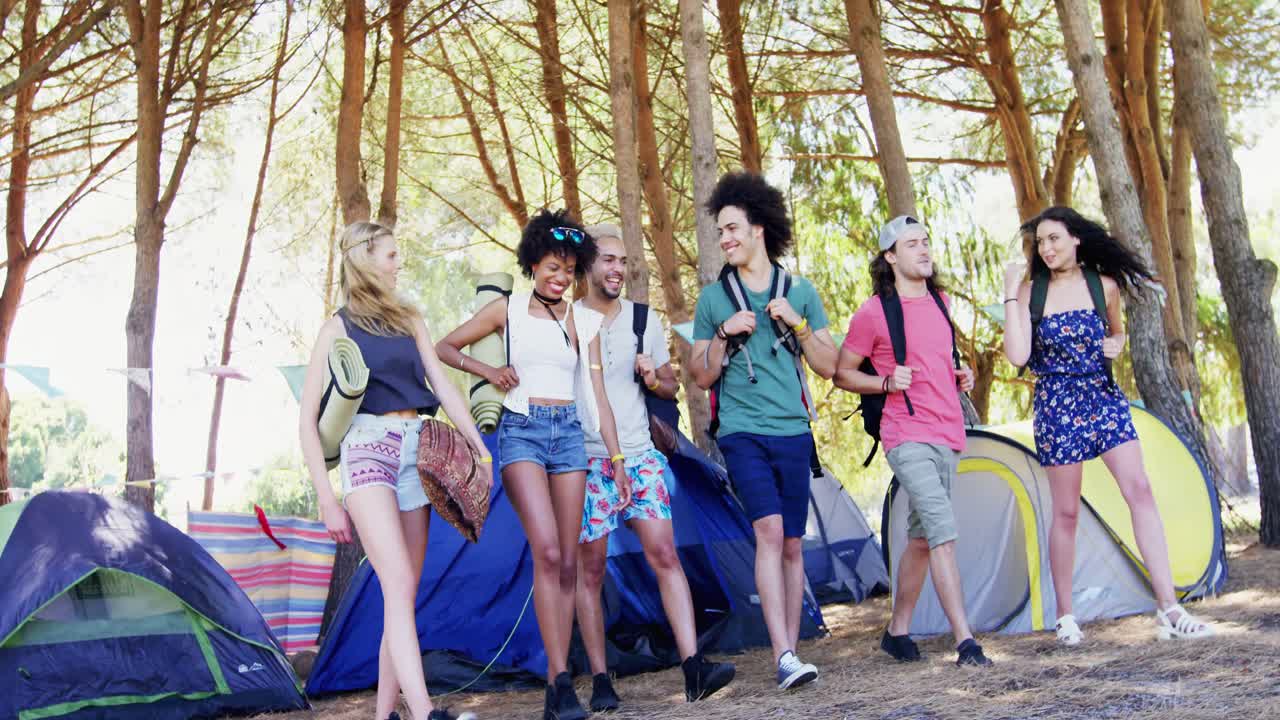 amigos caminando juntos en el parque 4k
