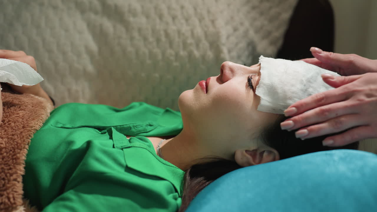 Спокойная женщина расслабляется во время спа-процедуры для глаз; безмятежная женщина принимает успокаивающую терапию для глаз в тихом спа-салоне; расслабленная женщина наслаждается нежной процедурой для глаз в спокойной обстановке спа-салона.