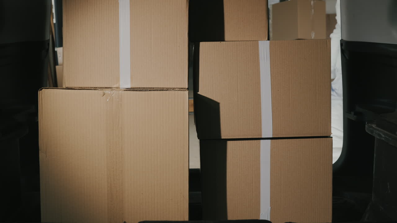 рабочий в защитном костюме разгружает коробки с лекарствами