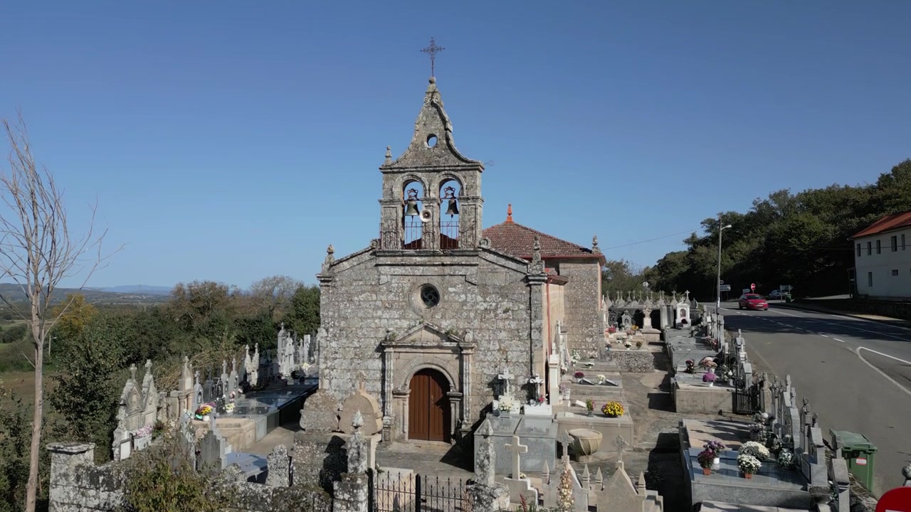 Église de San Salvador de Sabucedo et cimetière à Porqueira, Ourense, Galice, Espagne