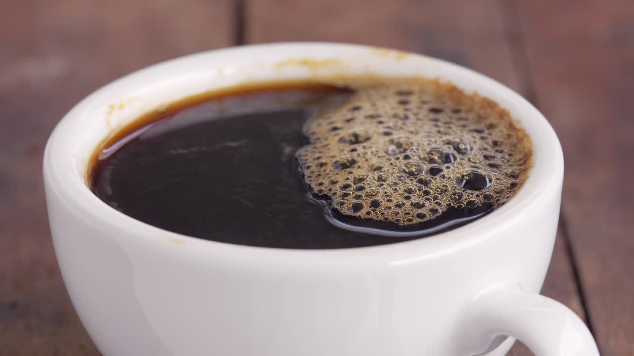 아침에 커피 한 잔을 만들어