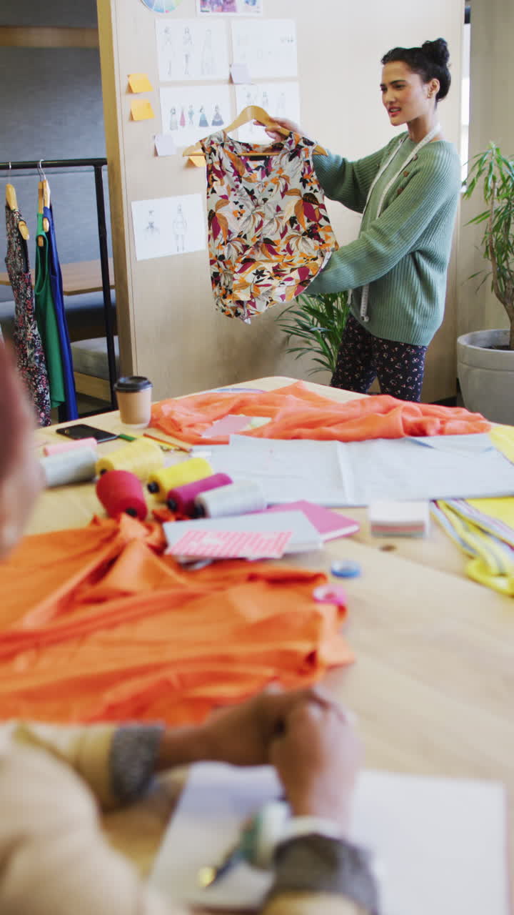 video vertical de diversas personas de negocios discutiendo el trabajo durante una reunión en la oficina