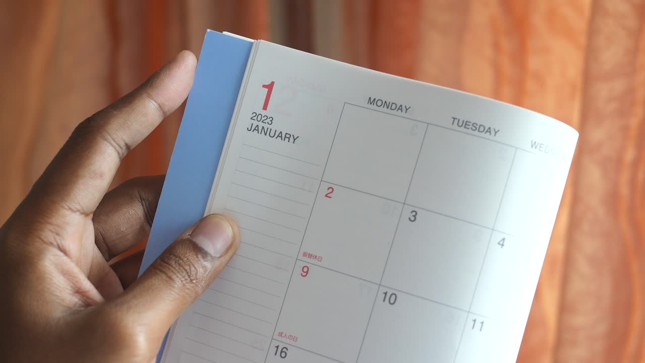 persona que posee un calendario de enero de 2023