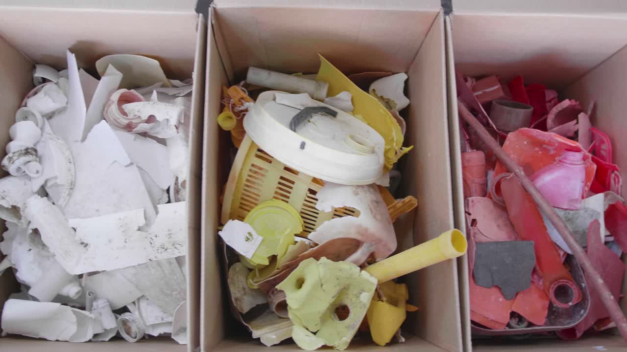 바다에서 발견되는 플라스틱 폐기물을 재활용하고, 줄이고, 재사용합니다.