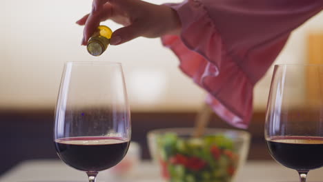 el envenenador vierte producto venenoso en la bebida de su amigo