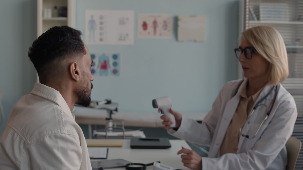 médico que examina al paciente