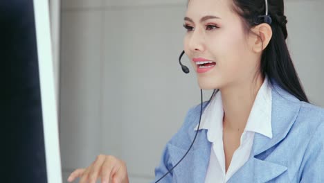 agente de atención al cliente o centro de llamadas con auriculares hablando con el cliente por teléfono.