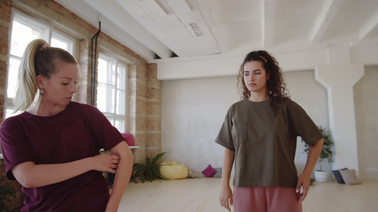 una joven tiene una clase privada de baile con una maestra.