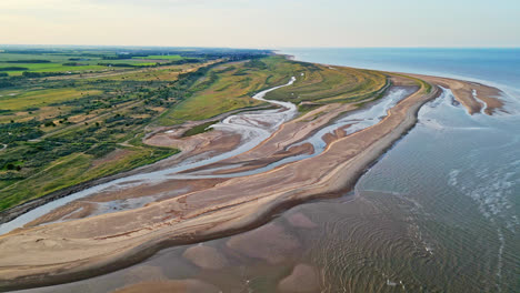 Descubra-El-Encanto-Idílico-De-Una-Escena-Costera-De-La-Hora-Dorada-A-Través-De-Impresionantes-Imágenes-Aéreas-De-Drones:-Estuario,-Bancos-De-Arena,-Océano-Y-Marismas