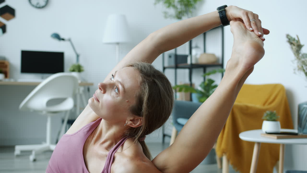 mujer practicando yoga en casa