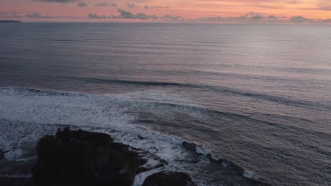 Aerial-Bali-Hindu-Berühmter-Tempel-Tanah-Lot-über-Dem-Ozean-Während-Des-Epischen-Sonnenuntergangs,-Reiseziel