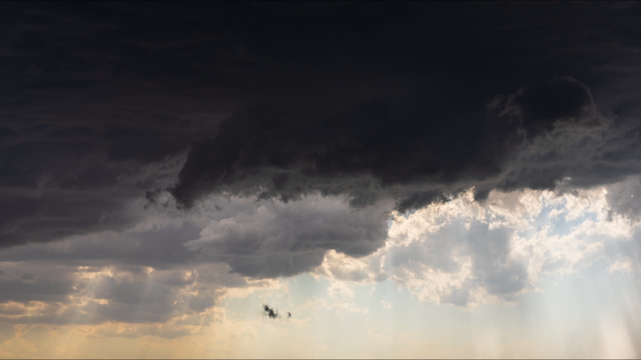 극적인 폭풍우 구름