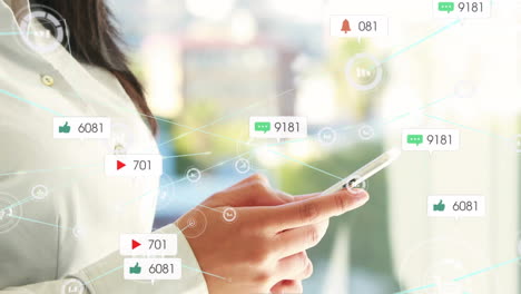 animación de iconos y números de redes sociales con conexiones a través de mujeres asiáticas que usan teléfonos inteligentes