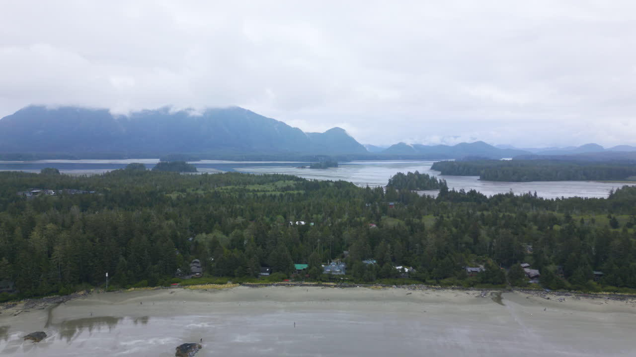 vista aérea de la bahía de cox y el paisaje montañoso circundante