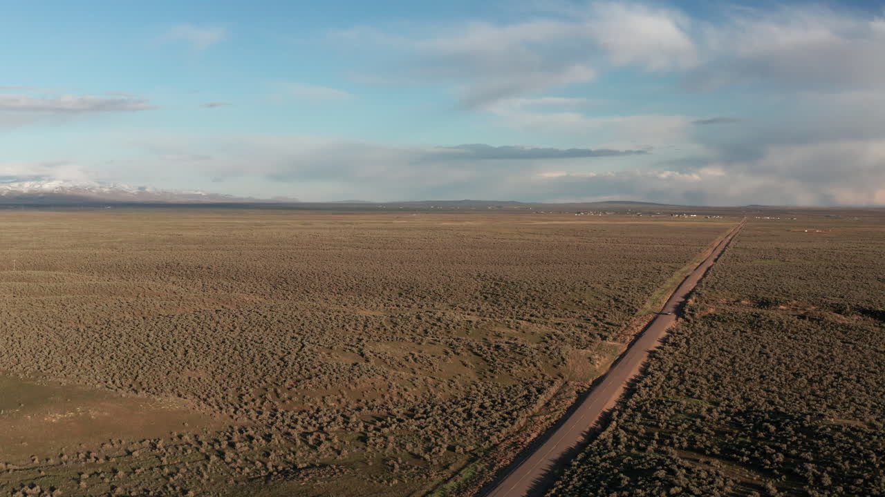 antena ascendente de un enorme paisaje llano abierto con carretera cerca de boise, idaho